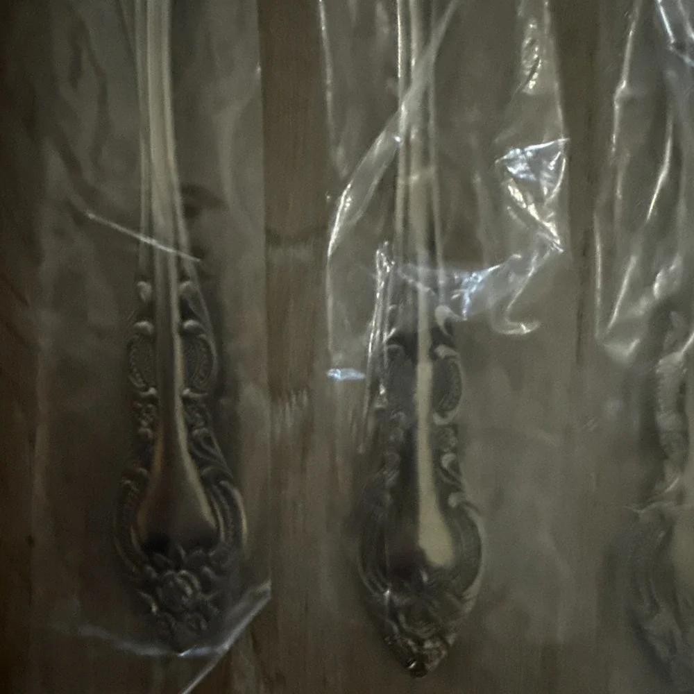 New w/box ROGERS CO / STANLEY ROBERTS Silverware 4 Piece Place‎ Setting LISETTE